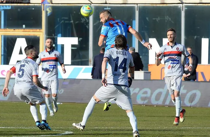 Curiale contro i difensori avversari [foto Filippo Galtieri]
