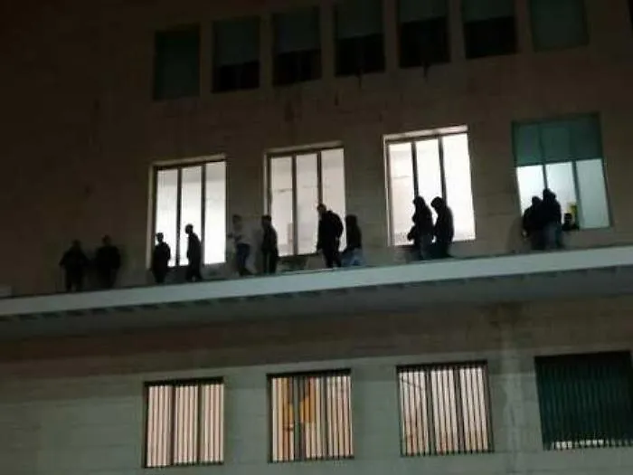Gela, netturbini sul cornicione del Municipio: chiedono lavoro a tempo determinato