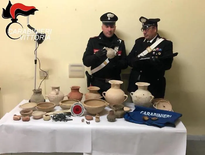 Tombaroli in azione nella necropoli di Kamarina: recuperati reperti, 3 denunce