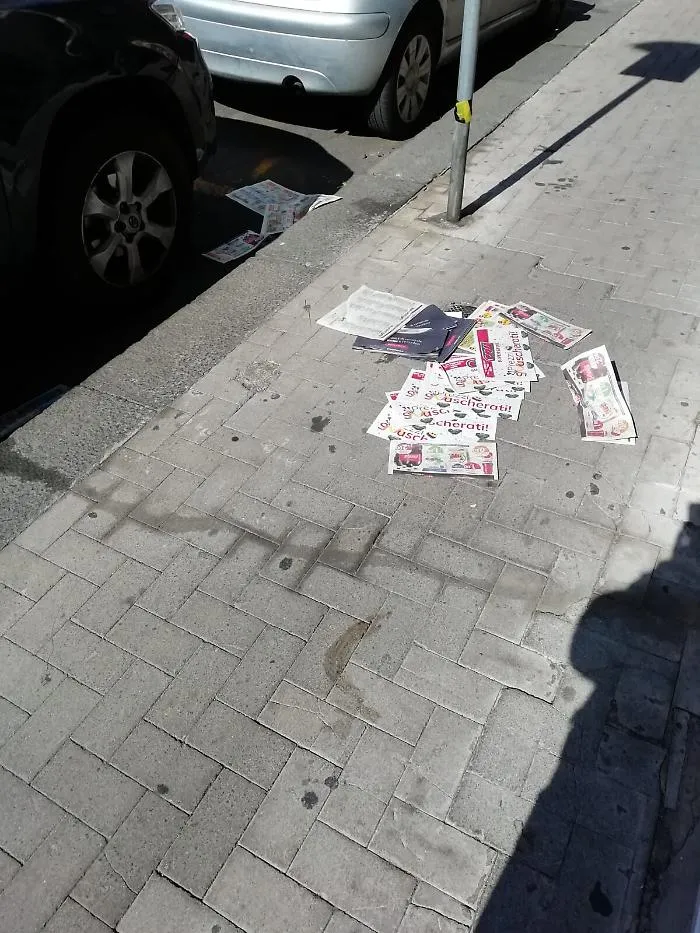 Catania: volantinaggio senza regole in via Gigi Macchi
