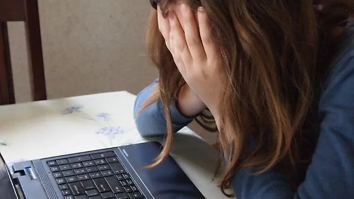 Minacce, botte e  foto os&egrave; su web: ragazza di Riposto salvata dalla polizia postale di Catania