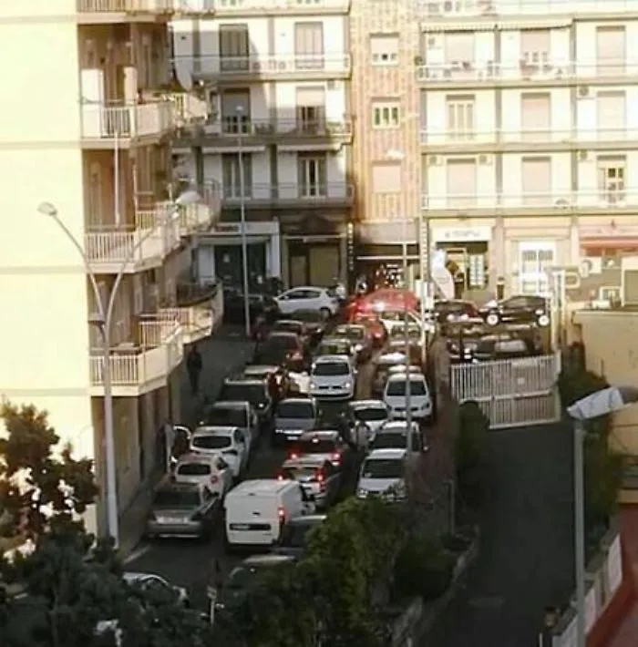 Catania, Via Novara: parcheggio selvaggio e caos viabilit&agrave;