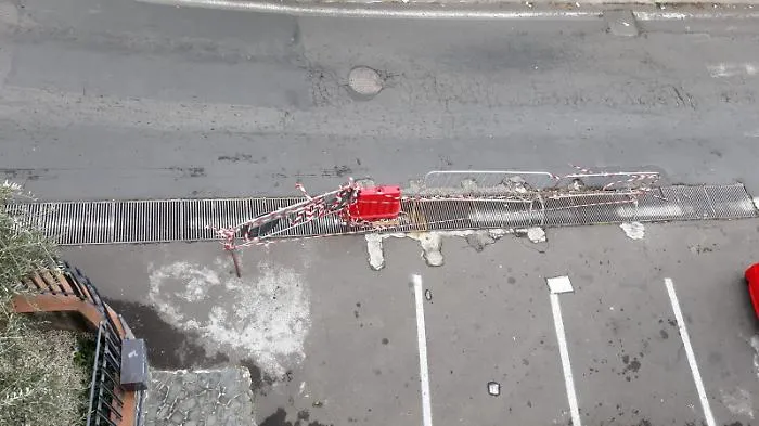 Catania: caditoia pericolosa transennata da oltre un mese