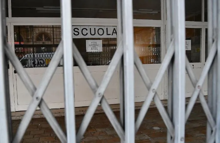 Patern&ograve;, il sindaco sfida l'assessore regionale e chiude di nuovo le scuole