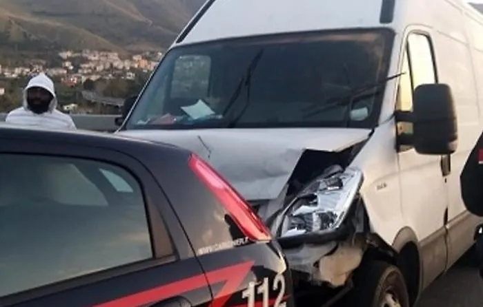 Auto Cc ferma folle corsa di un furgone senza freni sulla Palermo-Sciacca: 6 feriti