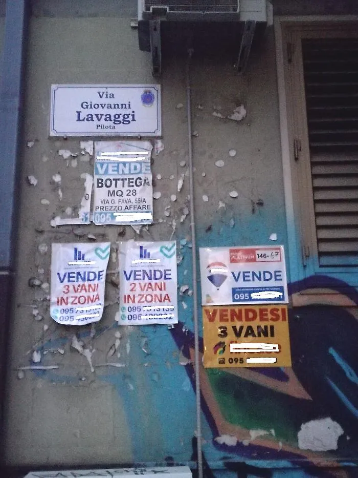 Catania, via Lavaggi: facciate dei palazzi deturpate da affissioni