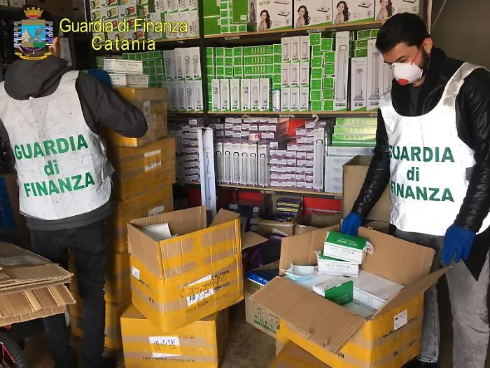 Mascherine, ormai c'&egrave; un &ldquo;traffico&rdquo;: maxisequestro della Gdf a Catania