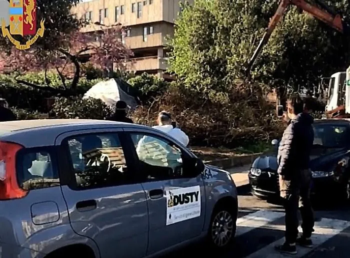 Coronavirus, senzatetto in tenda in piazza Moro a Catania: indagato