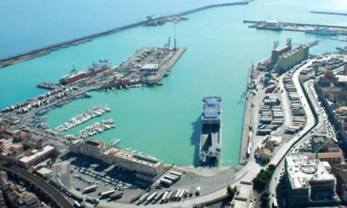 Coronavirus, Dogana Catania requisisce 1,3 milioni di guanti arrivati dalla Malesia