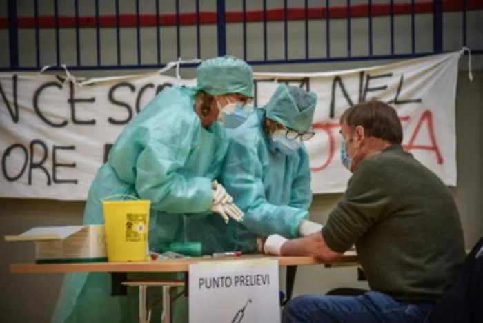 Coronavirus, in Italia per la prima volta positivi in calo