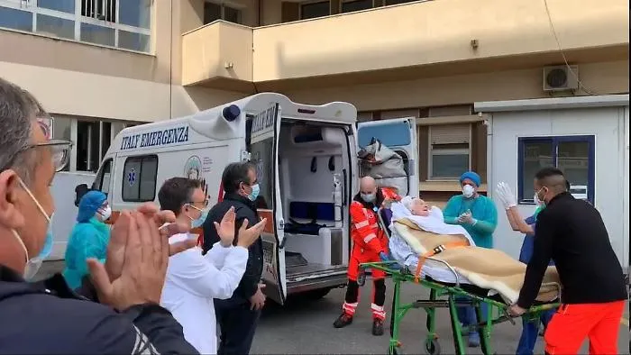 Messina, a cento anni &egrave; guarita dal coronavirus: festa grande al Policlinico