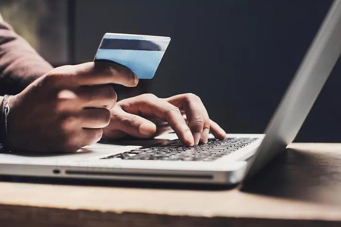 False assicurazioni vendute on line a tre licatesi: denunce della Polizia