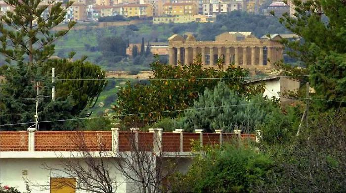 Abusi nella Valle dei Templi: niente multe a chi costru&igrave; prima del 1985