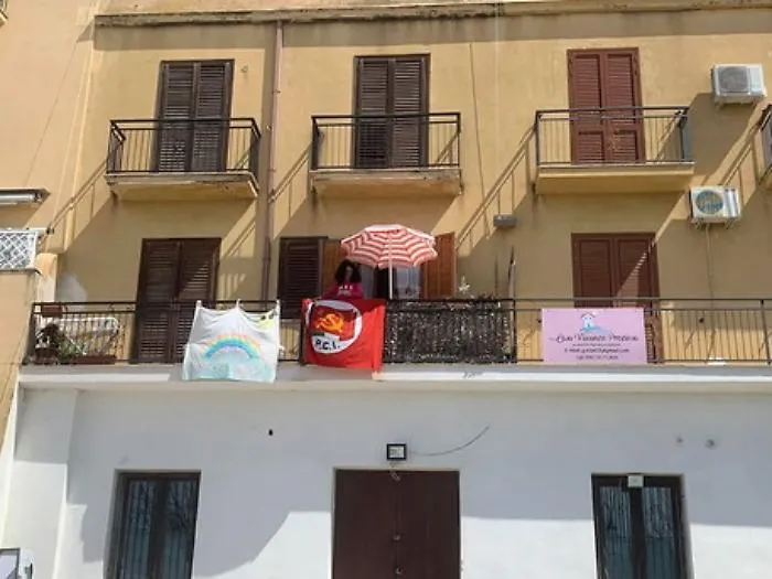 Mazara, espone la bandiera del Pci e il vigile lo convoca in caserma