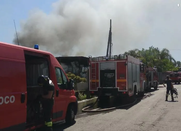 Giornata di incendi in Sicilia, minacciati anche centri abitati