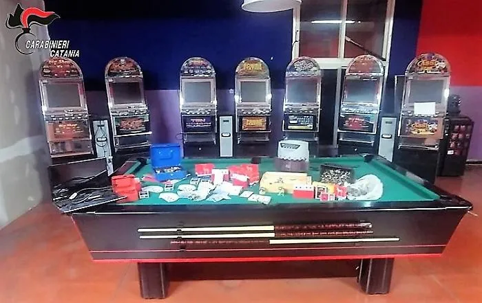 Biancavilla, gestiva una bisca clandestina e prendeva il reddito di cittadinanza
