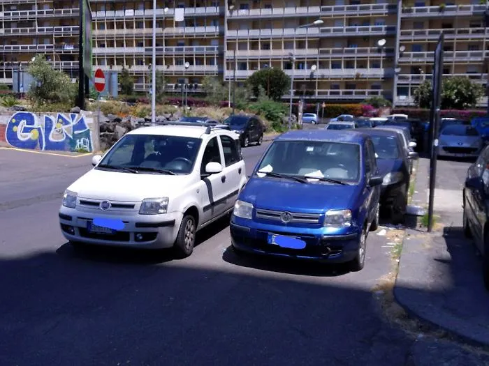 Catania, via Scammacca: auto in sosta stabile... In seconda fila