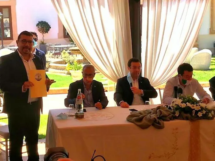 Igor Gelarda, il primo da sinistra in piedi