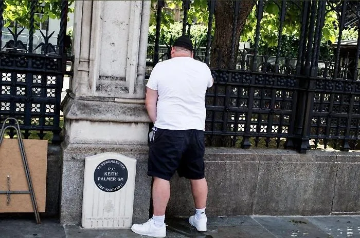 Londra, urina su targa che ricorda poliziotto ucciso in attentato terroristico: arrestato