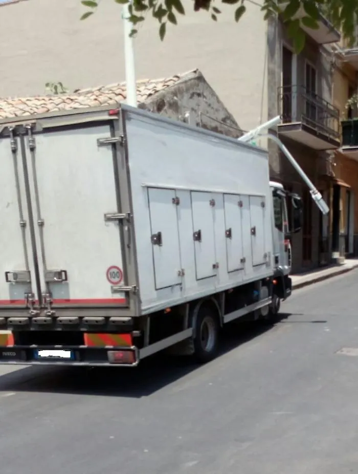 Adrano: camion abbatte palo della pubblica illuminazione