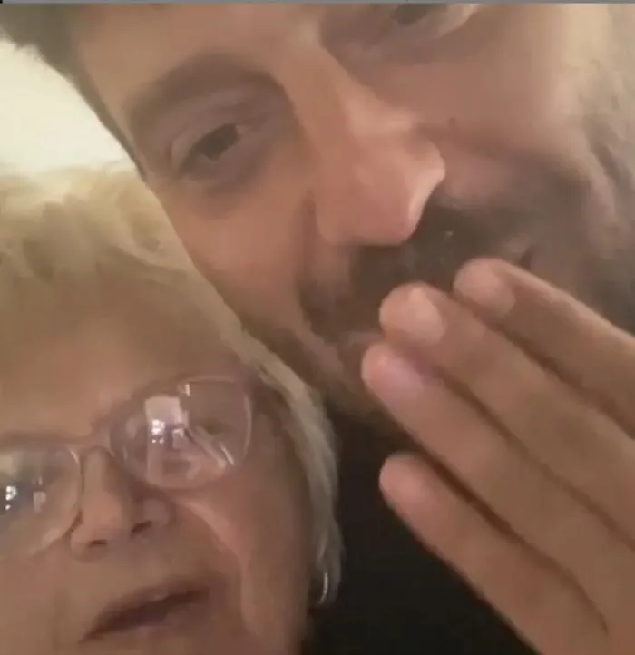 Cremonini travolto da polemiche social per nome alla colf. Ma lei dice: &laquo;Noi ci amiamo&raquo;