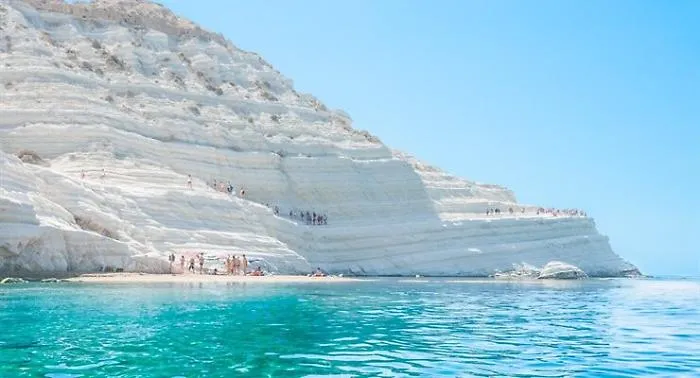 Scala dei Turchi: violano i sigilli, nei guai 13 persone