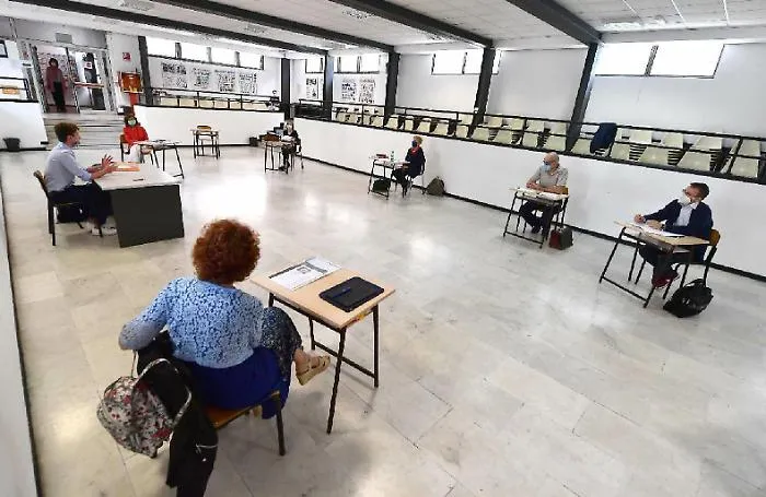 Come mantenere le distanze a scuola?  Parlano gli insegnanti: &laquo;Ci vuole la bacchetta magica&raquo;