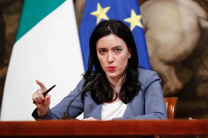 Scuola, Azzolina a tutto gas: mobilit&agrave;, assunzioni, fondi e nuovi spazi