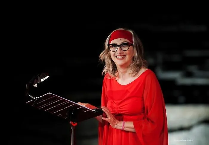 Lunetta Savino fa di Medea una confessione domestica da schermo tv