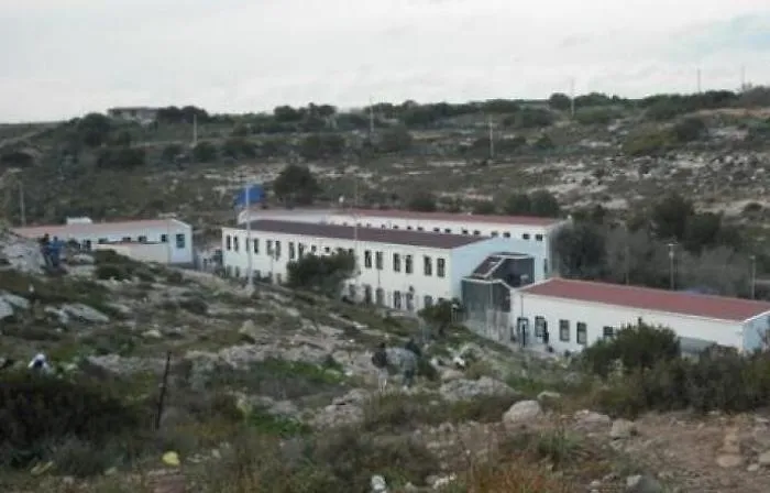 Lampedusa, tunisino denunciato per furto