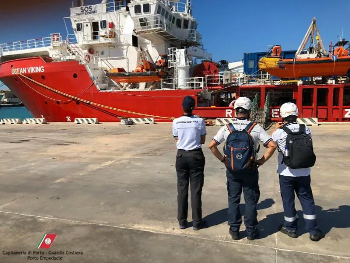 &laquo;Non &egrave; sicura&raquo;, la Guardia costiera ferma la Ocean Viking