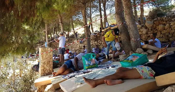 Raffica di &ldquo;sbarchini&rdquo; a Lampedusa: oltre 1.000 migranti nell'hotspot da 100 posti