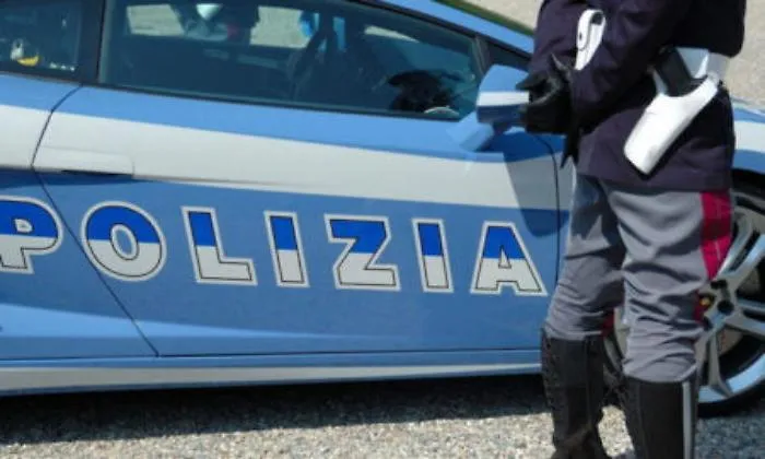 Migranti nudi sul balcone e musica ad alto volume fino all'alba
