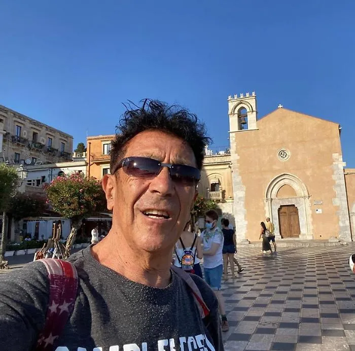 Edoardo Bennato a Taormina per i 40 anni di &ldquo;Sono solo canzonette&rdquo;: e intanto posta un selfie