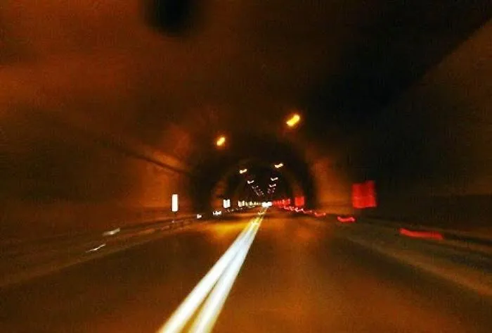 Scontro tra auto e Tir in galleria sulla Catania-Siracusa: due feriti