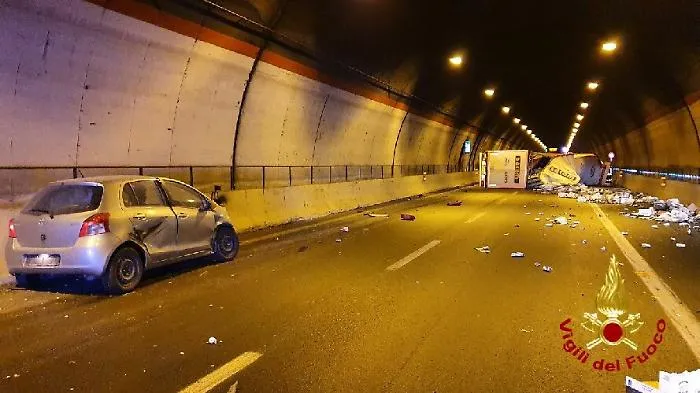 Autostrada Catania-Siracusa chiusa per un Tir ribaltato in galleria: tempi lunghi per riapertura