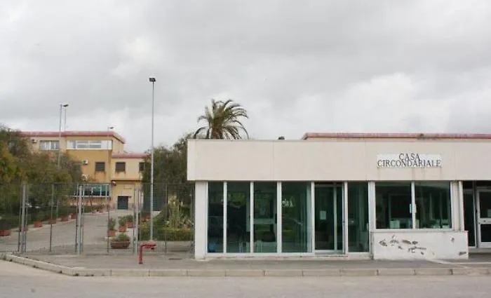 Detenuto tenta suicidio, salvato in extremis