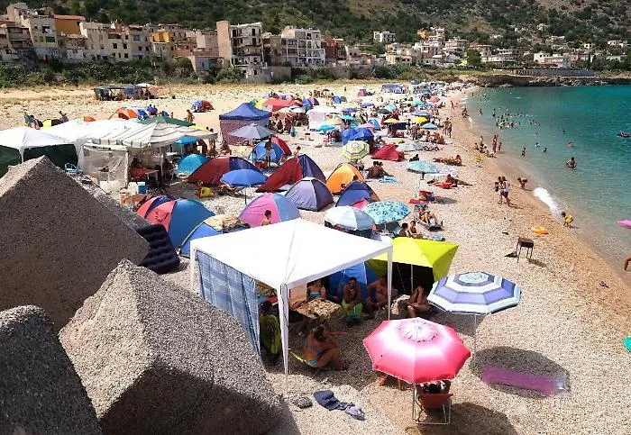 La cronista presa a pugni perch&eacute; filmava lo sgombero della tendopoli