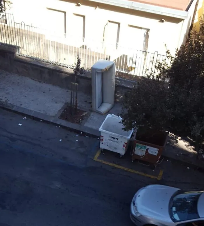 Catania: divano gettato accanto ai cassonetti in via Mogadiscio