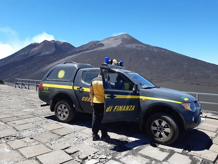Ciclisti in difficolt&agrave; sull'Etna: soccorsi dalla Guardia di Finanza