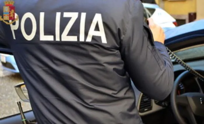 Trasportavano in bus i migranti: mezzi senza assicurazione