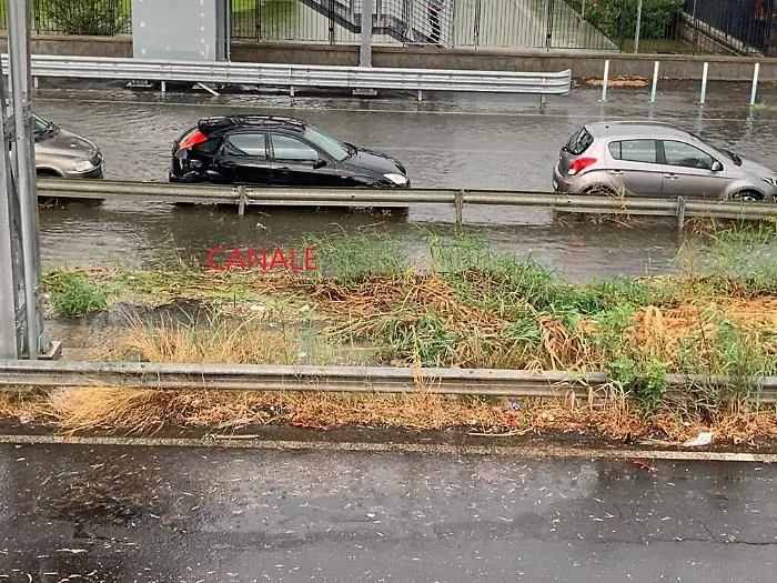 Catania: pompa di drenaggio guasta, Stradale Primosole allagato