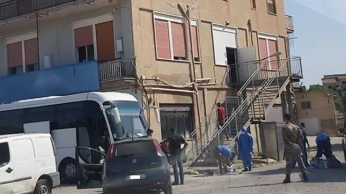 Migranti, quarantena prolungata, attimi di forte tensione a Cannatello