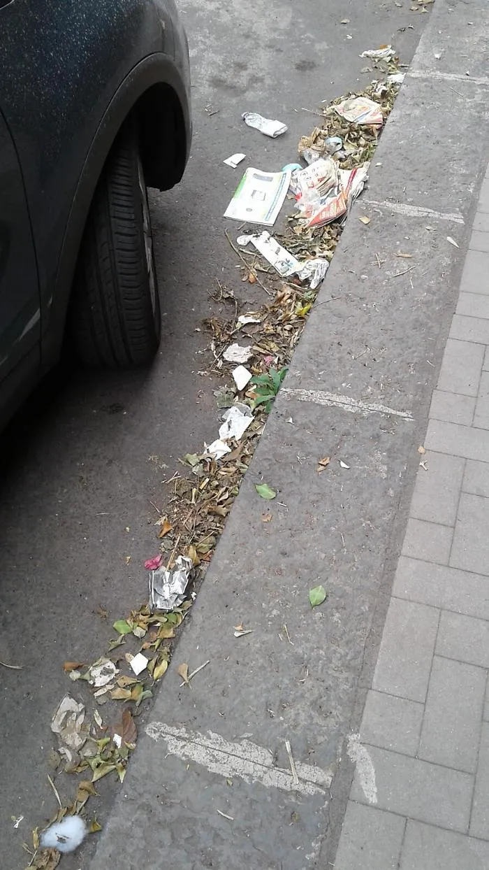 Catania: strada non spazzata  in via Quieta