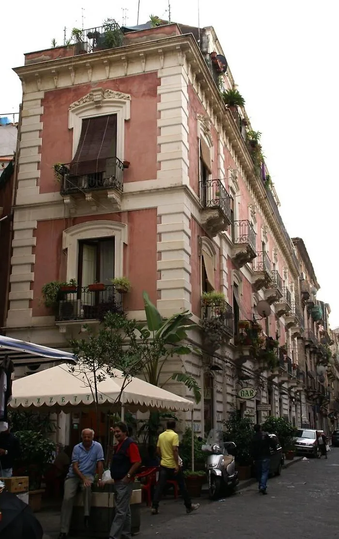 Catania, "patto" anti-covid per via Gemmellaro: varchi all'ingresso