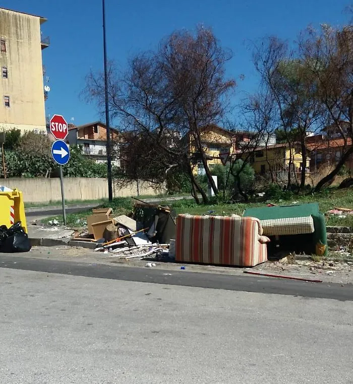 Catania, Viale San Teodoro 12/A: il degrado e l'ironia