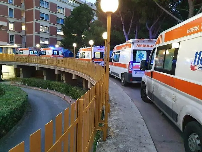 Covid, foto medico su fila ambulanze a Partinico : &laquo;Siamo al collasso&raquo;