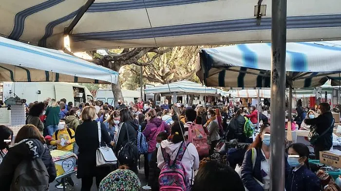 Catania: "Com'&eacute; possibile autorizzare un mercato davanti ad una scuola?"