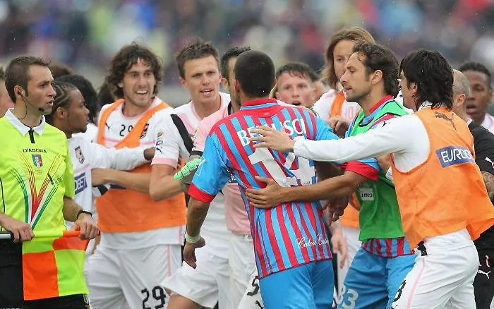 Palermo- Catania, l'ultima volta in campo il Papu, Ilicic e Dybala e fin&igrave; pure con una rissa