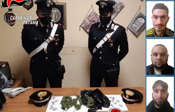 Patern&ograve;, spacciatori tentano fuga sui tetti: bloccati con un sacco di marijuana